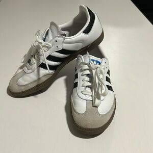 Black and White Samba size 7.5